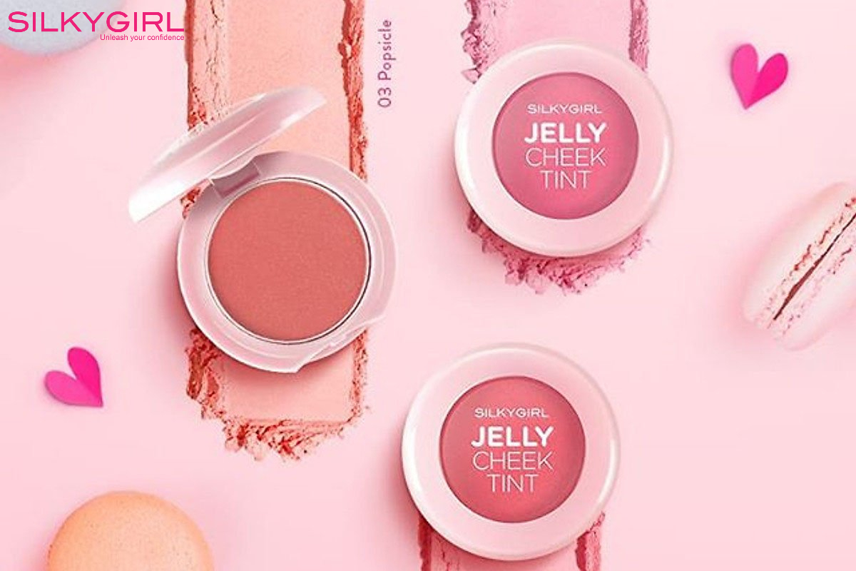 Silkygirl Jelly Check Tint sở hữu bảng màu 3 tone màu má hồng cơ bản nhất. Nhưng hứa hẹn sẽ giúp nàng cân nhiều kiểu má hồng khác nhau. Chất phấn mềm mịn, lướt nhẹ trên da. Chẳng hề cảm thấy quá khô, hay bí bách khó chịu tẹo nào.