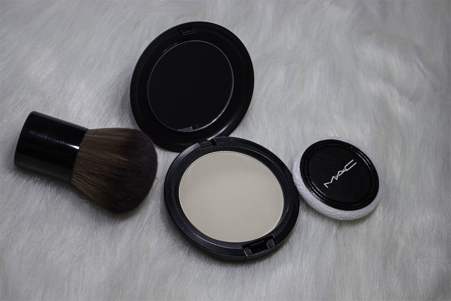 Không bóng, không bong và tự nhiên là những ưu điểm nổi bật của phấn phủ dạng bột MAC Cosmetics Blot Powder