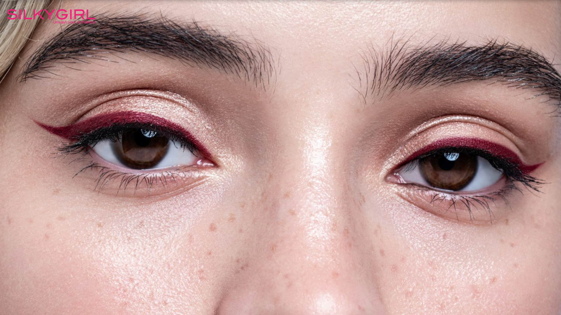 Sử dụng chì kẻ mắt màu nâu, để tạo nên đường kẻ mắt thẳng sắc nét nhất