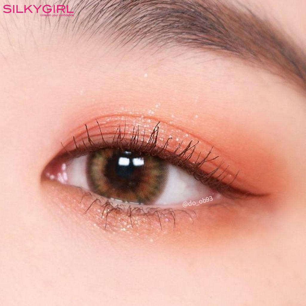 Kết hợp một màu đậm hơn nhấn ở hốc mắt, đuôi mắt để tạo chiều sâu cho mắt