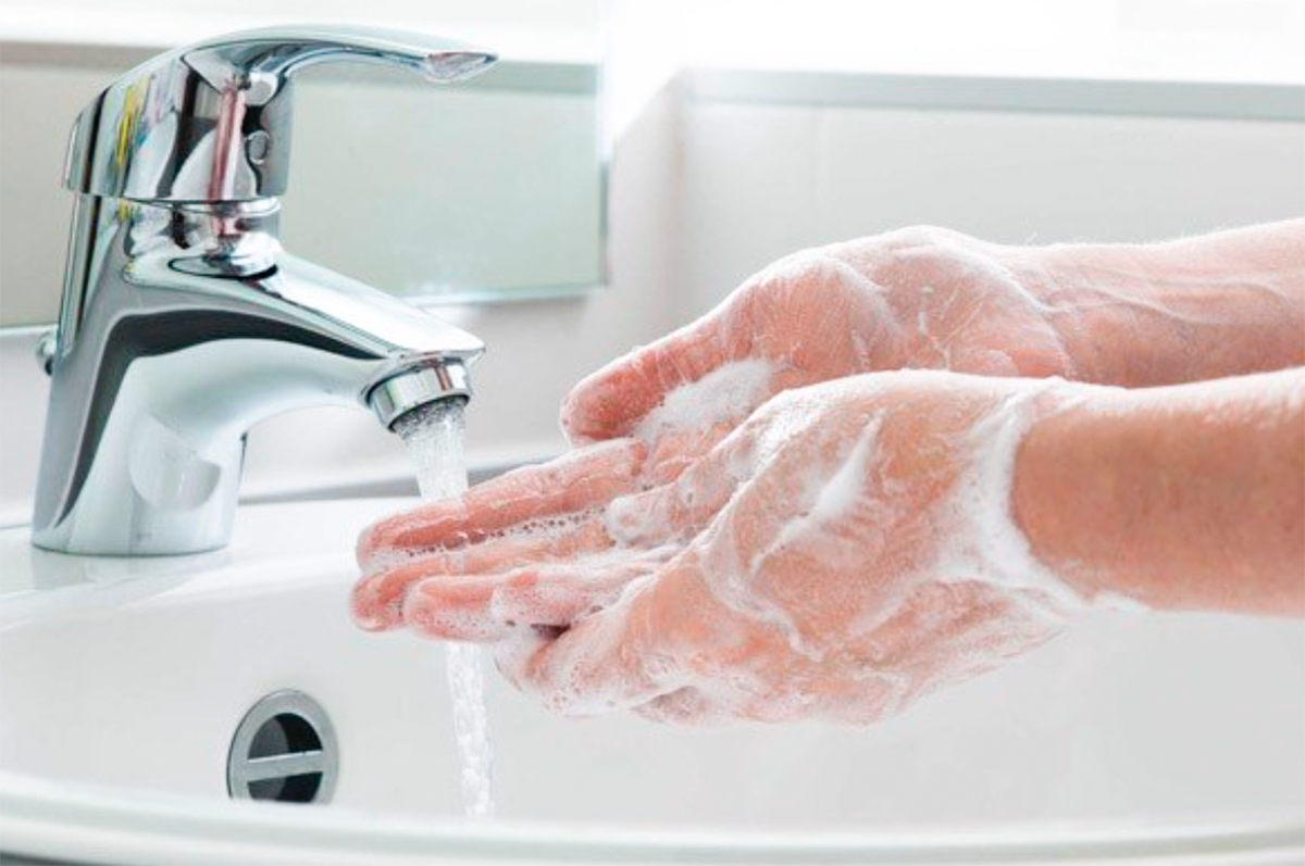 Tẩy trang đúng cách cho da mụn là như thế nào? Bạn nên rửa tay sạch sẽ trước khi rửa mặt