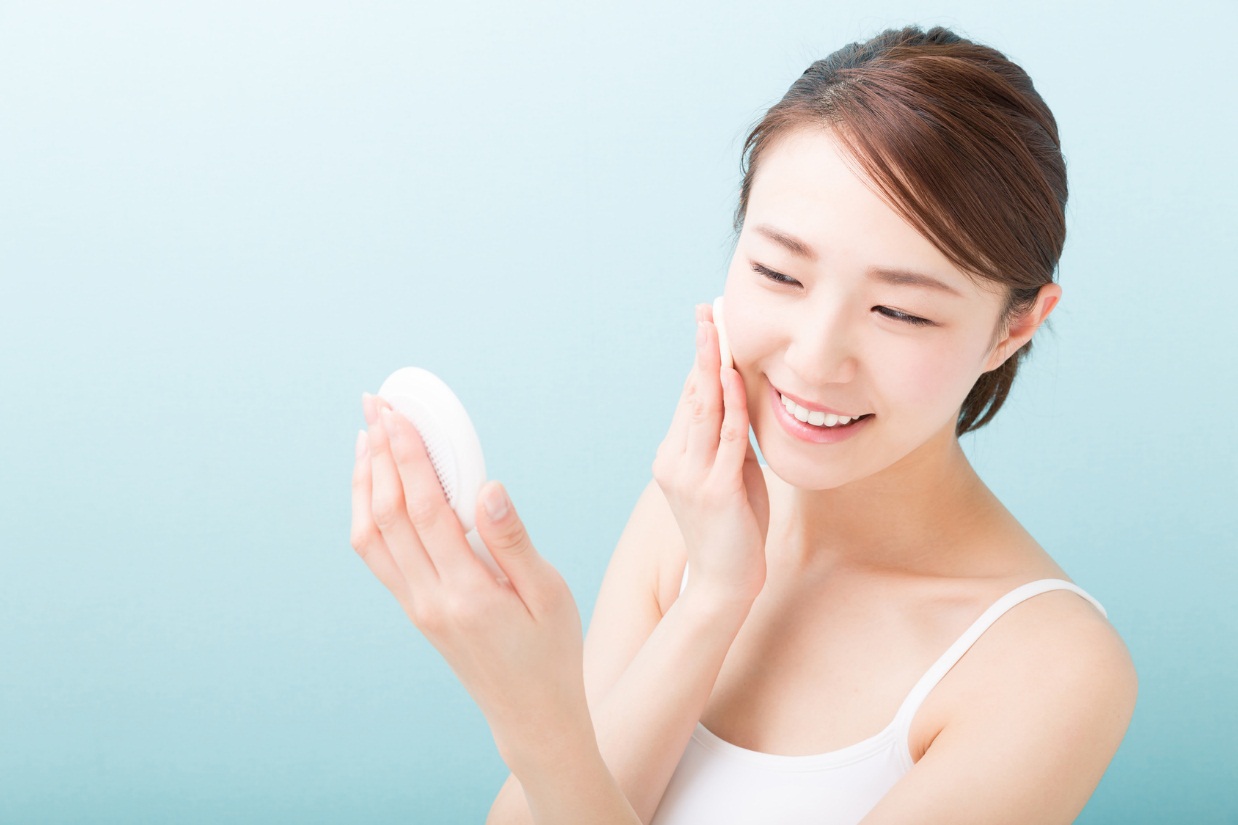 Vì sao phải dùng nước tẩy trang sau khi rửa mặt một cách đúng cách cho da hàng ngày?